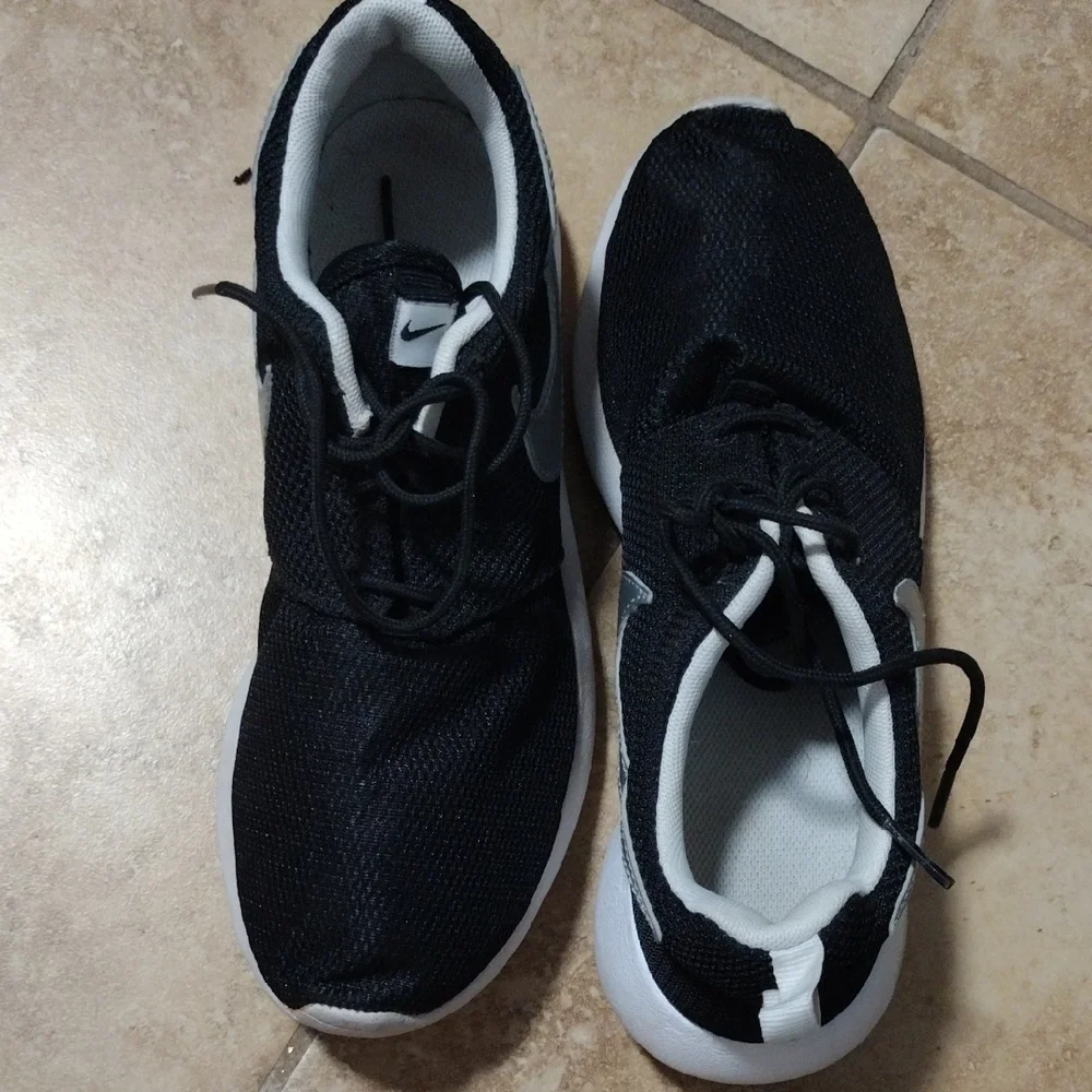 Boys 5.5 - Nike Black and White Athletic Shoes - Picture 4 of 4